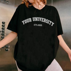 Benutzerdefinierte College Shirt personalisiertes T-Shirt, trendiges College Merch Bekleidung, Tailgate Spieltag Shirt, Trinkteam, Sorority Geschenk College