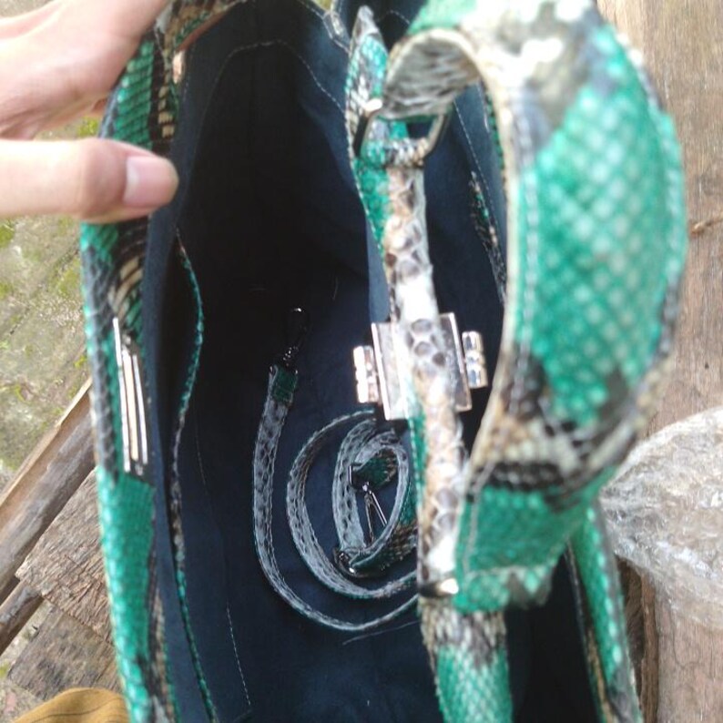 The Python Leather Bag in Tosca Green – Size M combines luxury, versatility, and timeless elegance