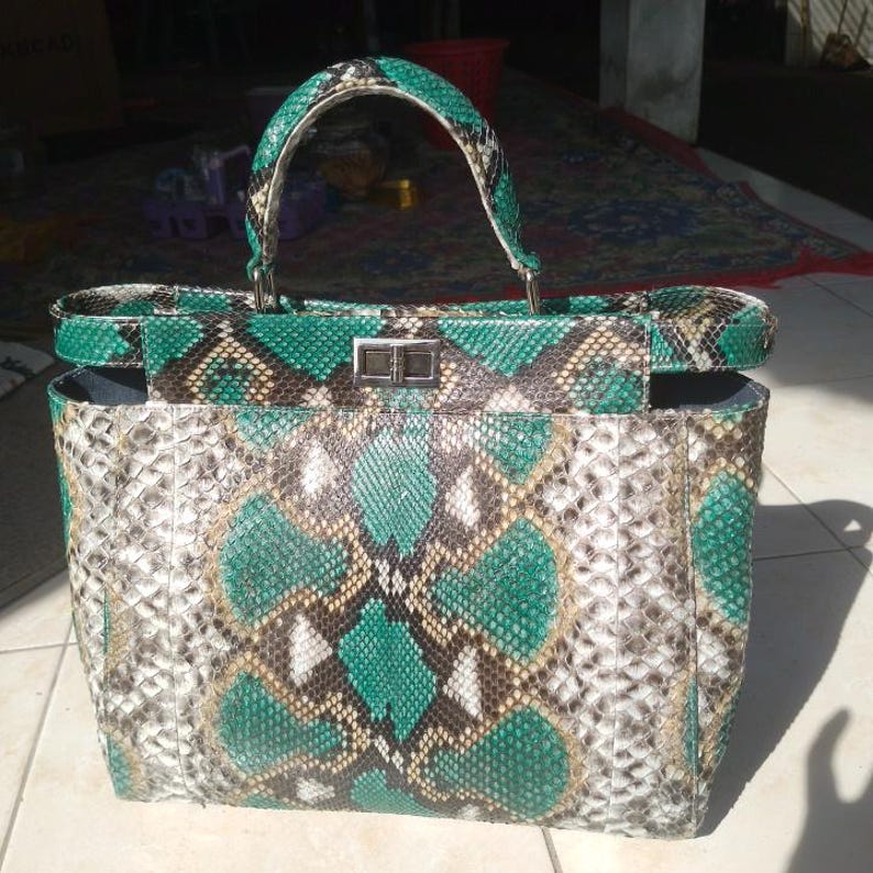 The Python Leather Bag in Tosca Green – Size M combines luxury, versatility, and timeless elegance