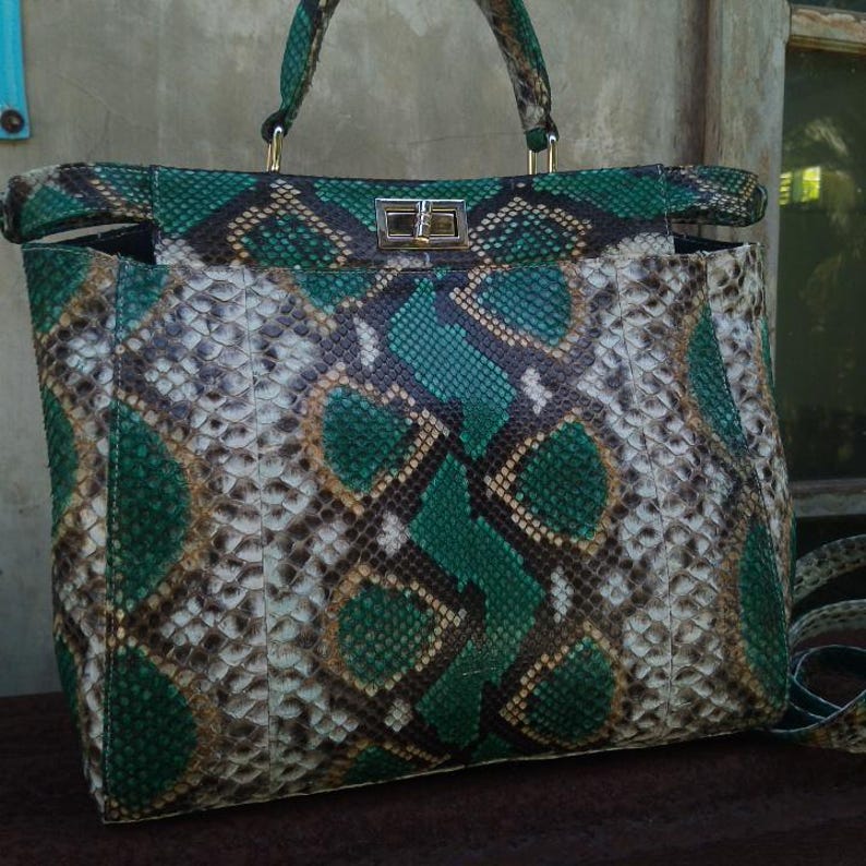 The Python Leather Bag in Tosca Green – Size M combines luxury, versatility, and timeless elegance