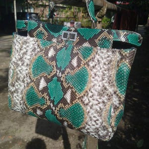 The Python Leather Bag in Tosca Green – Size M combines luxury, versatility, and timeless elegance