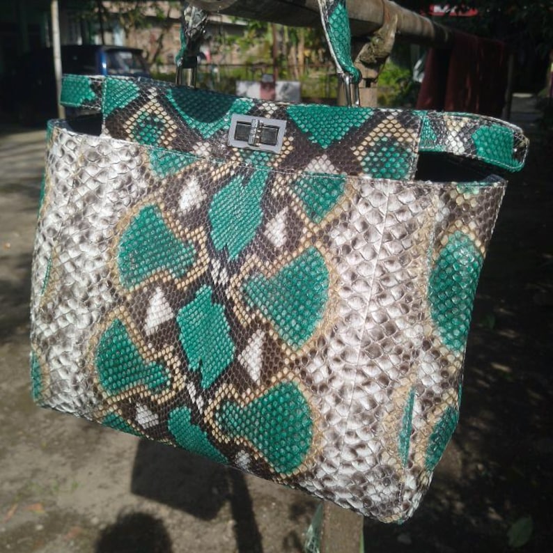 The Python Leather Bag in Tosca Green – Size M combines luxury, versatility, and timeless elegance