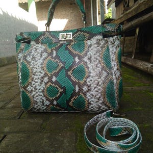 The Python Leather Bag in Tosca Green – Size M combines luxury, versatility, and timeless elegance