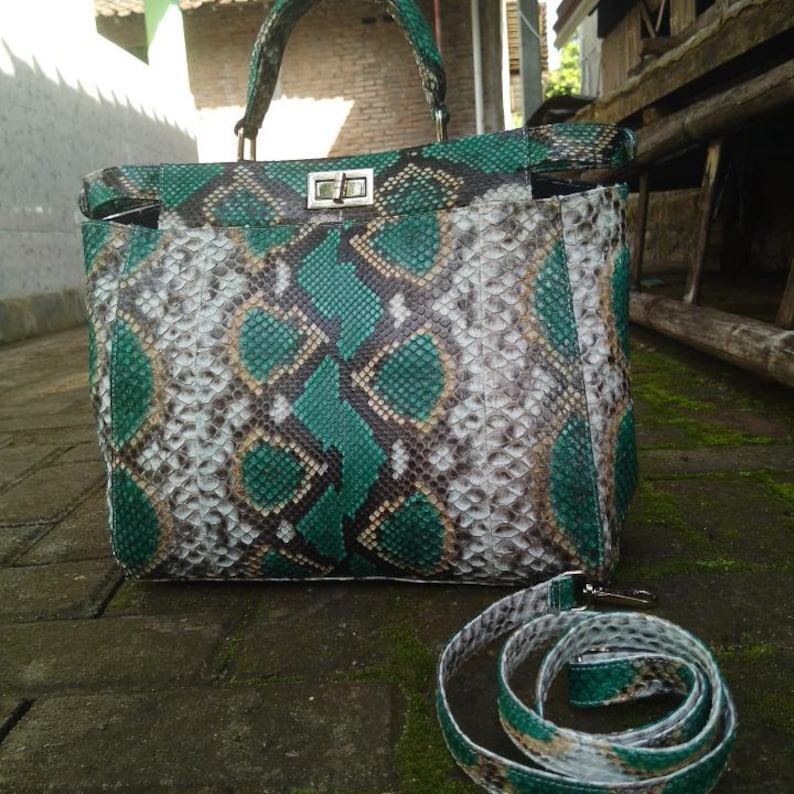 The Python Leather Bag in Tosca Green – Size M combines luxury, versatility, and timeless elegance