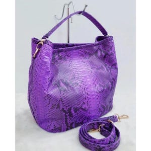 Handgefertigte Python Leder Tasche - Boho Chic Schlangenleder Geldbörse für Frauen | 2-in-1 Schulter & Crossbody | Luxus Geschenk, Big 30 cm Tasche - Lila oder Rot