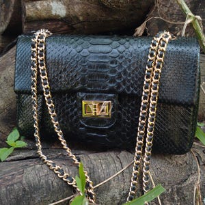 Bolso de mano de piel de pitón negra: bolso de hombro, bandolera, cartera o clutch para mujer, de tamaño mediano y elegante, de 25 x 7 x 15 cm, moderno, único y versátil.