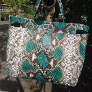 The Python Leather Bag in Tosca Green – Size M combines luxury, versatility, and timeless elegance