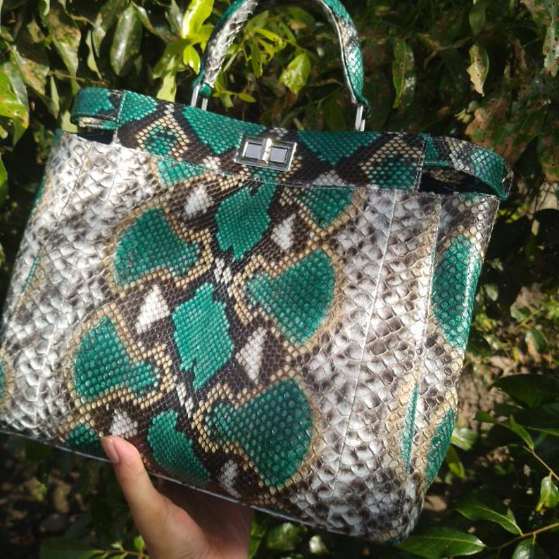The Python Leather Bag in Tosca Green – Size M combines luxury, versatility, and timeless elegance