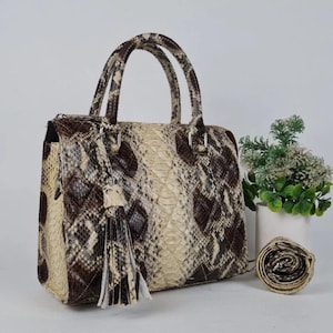 Bolso de mano de piel de pitón de lujo, bolso de diseño de color personalizado / Bolso de hombro versátil, bolso cruzado con colgante superior para mujer, tamaño 26 x 25 cm.