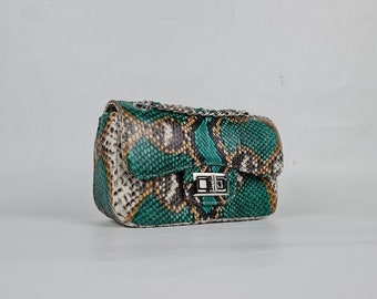 ハンドメイドのスネークスキンクラッチ。小さなパイソン柄。ハンドクラフトレザー。女性用かわいい財布。ショルダーバッグ、クロスボディバッグ、女の子用バッグ。スタイリッシュで女性らしいファッショナブル。