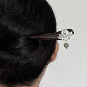 Épingle à cheveux en ébène naturel - Épingle à cheveux de style chinois classique - Épingle à cheveux de papillon sculptée en lotus et en jade - Design original - Épingle à cheveux