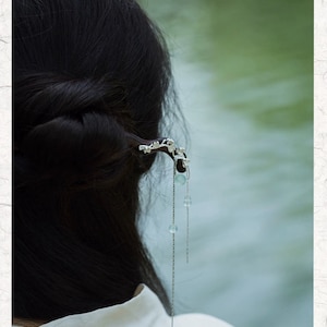 Épingle à cheveux fleur de prunier : épingle à cheveux en bois d'ébène avec pampilles et jadéite