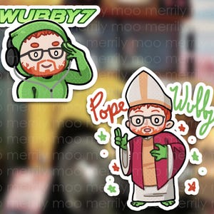 Puede incluir: Dos pegatinas con ilustraciones de dibujos animados. Una muestra a una persona con una sudadera con capucha verde con auriculares, con el texto "WUBBY7" arriba. La otra representa a una persona con un atuendo de papa con el texto "Pope Willy".