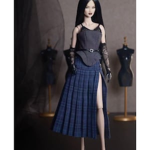 Könnte beinhalten: Eine weiße Keramik-Tasse mit schwarzem Henkel und dem Text "But First, Coffee" in schwarzer, fetter Schrift. Die Tasse steht auf einer Holzoberfläche. Die Tasse ist etwa 10 cm hoch.