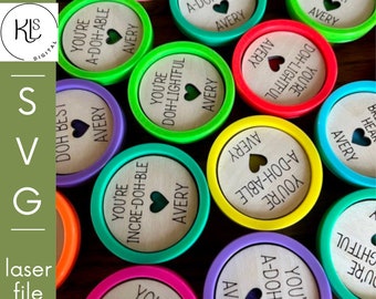 Puede incluir: Una colección de diseños redondos de madera cortados con láser, con varias frases y el nombre "Avery". Cada diseño presenta un corazón y está rodeado por un borde de colores brillantes, incluyendo rosa, verde, amarillo y morado.