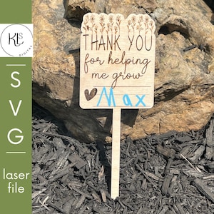 Marcador de plantas "Gracias por ayudarme a crecer" SVG. Archivo cortado con láser. Glowforge. Regalo de fin de curso. Agradecimiento al profesor (DIGITAL).