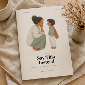Puede incluir: Un libro de tapa blanda titulado Parent Field Guide No 02, The Calm Parenting Series: Say This Instead, 10 phrase swaps for calmer, more connected parenting. La portada presenta una ilustración de un adulto agachado hablando con un niño.