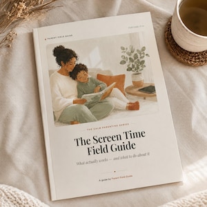 Op de afbeelding: Een softcover boek getiteld The Screen Time Field Guide uit The Calm Parenting Series. De omslag bevat een illustratie van een volwassene en een kind die samen lezen, met de ondertitel What actually works—and what to do about it.