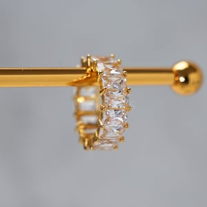 Élégante bague d'éternité baguette en or, jonc de cristal taille émeraude, bijoux de luxe en zircone cubique, accessoire de mariage chic