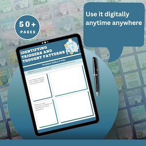 Op de afbeelding: Een tablet toont een digitaal werkblad met de titel "Identificeren van triggers en denkpatronen". Het scherm toont prompts voor zelfreflectie over sociale angst. Een pen ligt naast de tablet. De tekst "50+ PAGINA'S" en "Gebruik het digitaal altijd en overal" is inbegrepen.