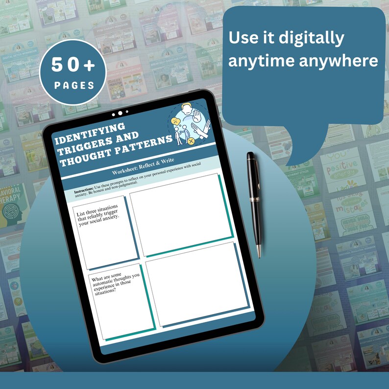 Op de afbeelding: Een tablet toont een digitaal werkblad met de titel "Identificeren van triggers en denkpatronen". Het scherm toont prompts voor zelfreflectie over sociale angst. Een pen ligt naast de tablet. De tekst "50+ PAGINA'S" en "Gebruik het digitaal altijd en overal" is inbegrepen.
