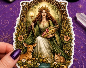 Può includere: Un adesivo con un'illustrazione dettagliata della carta dei tarocchi "L'Imperatrice". L'immagine raffigura una donna in abito verde, con un bastone e un cesto di frutta, con un cervo e un coniglio. Il testo "The Empress" è su uno striscione.