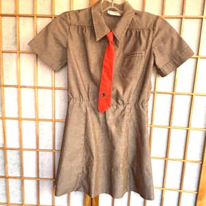 Uniforme vintage de las Girl Scouts Brownie de los años 60 con gorro y corbatas