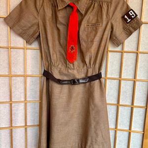 Uniforme vintage de las Girl Scouts Brownie de los años 60 con accesorios