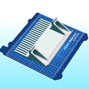 Pode incluir: Uma base de impressora 3D azul e branca com um padrão de grade e um componente retangular branco. O texto "ORIGINAL PRUSA MK4S by Josef Prusa" está impresso na lateral. Projetado para impressão 3D.