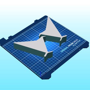 Può includere: Due forme geometriche grigie, con una parte superiore triangolare e una base rettangolare, sono posizionate su una griglia blu. La griglia è su una superficie blu scuro con il testo "ORIGINAL PRUSA MK4S by Josef Prusa".