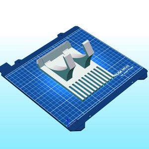 Peut inclure: Un objet imprimé en 3D en blanc et gris, posé sur une grille bleue. L'objet a une forme unique avec des éléments courbes et rectangulaires. La base est un carré bleu foncé avec le texte "PRUSA MK4S by Josef Prusa".