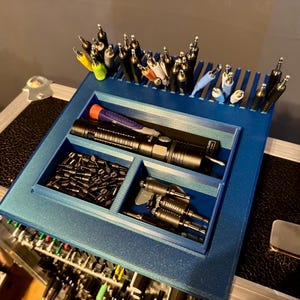 Pode incluir: Uma placa de madeira rústica com a frase "Welcome to our home" em letras brancas. A placa apresenta um acabamento desgastado e um design simples e convidativo, perfeito para uma varanda ou entrada.