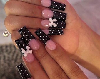 Polka dot French Press on nails