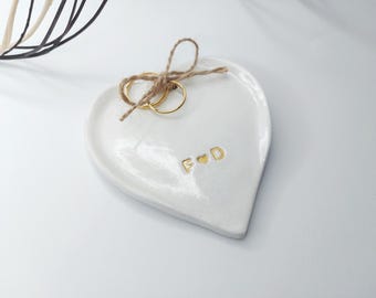 Porta anillos de boda personalizado de arcilla blanca, regalo rústico estético, cuenco para joyas, regalo dorado, regalo hecho a mano, plato para anillos, corazón grabado