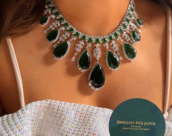 Collar llamativo de diamantes y esmeraldas