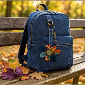Nyckelring i återvunnen denim med höstblommor, tygberlock med 7 kronblad, bronsfärgade detaljer