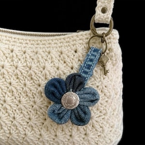 Nyckelring i återvunnen denimblomma, handgjord tygväskeberlock, återanvända jeansmycken med boho-blomma och delad ring i pistolmetall