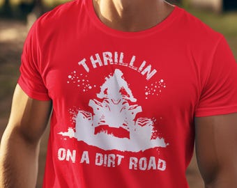 Emocionante en una camisa de camino de tierra para los amantes de ATV Camiseta unisex todoterreno Camisetas de cuatro ruedas para montar en senderos para mudding y UTV Riders Tee