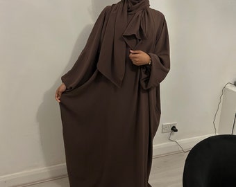Braune Abaya mit angenähtem Hijab