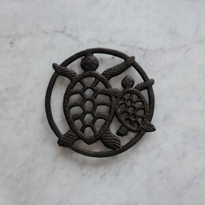 GASARÉ, Cast Iron Trivet for Hot Dishes, Vintage Trivet, Turtle Design, Rubber Feet Caps, Ring Hanger, 8.75 Inches, Brown