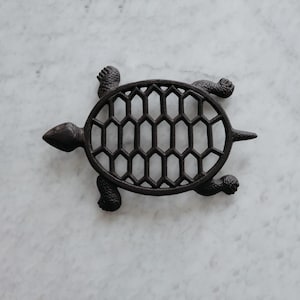 GASARÉ, Cast Iron Trivet for Hot Dishes, Vintage Trivet, Turtle Design, Rubber Feet Caps, Ring Hanger, 11.5 x 8 Inches, Brown