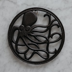 GASARÉ, Cast Iron Trivet for Hot Dishes, Vintage Trivet, Octopus Design, Rubber Feet Caps, Ring Hanger, 8 Inches, Brown
