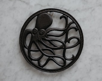 GASARÉ, Cast Iron Trivet for Hot Dishes, Vintage Trivet, Octopus Design, Rubber Feet Caps, Ring Hanger, 8 Inches, Brown