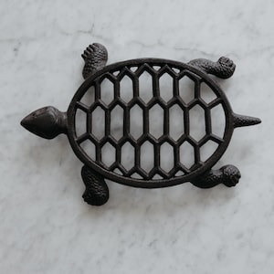 GASARÉ, Cast Iron Trivet for Hot Dishes, Vintage Trivet, Turtle Design, Rubber Feet Caps, Ring Hanger, 11.5 x 8 Inches, Brown