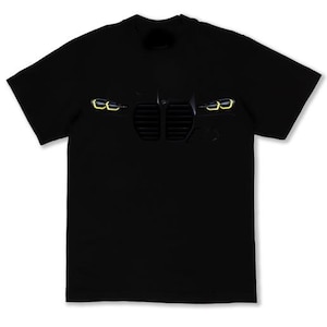 Może przedstawiać: Czarny T-shirt z grafiką przedstawiającą przednią kratkę i reflektory samochodu. Reflektory są żółte.