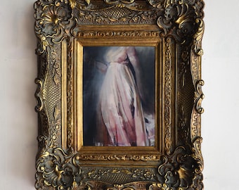 Könnte beinhalten: Ein gerahmtes Gemälde einer Person, die ein fließendes rosa-weißes Kleid trägt. Der Rahmen ist verziert und golden.