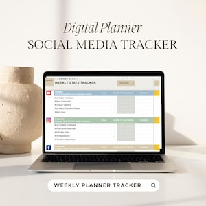 Op de afbeelding: Een laptop met een digitale planner voor social media tracking. Het scherm toont een wekelijkse statistieken tracker met secties voor YouTube, Instagram en Facebook, met velden voor gegevens zoals abonnees en impressies. De tekst "Digital Planner SOCIAL MEDIA TRACKER" staat bovenaan.