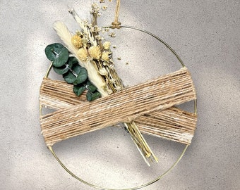 Boho-ringkrans: gedroogde bloemen, alpacagaren, eucalyptusmuurkunst