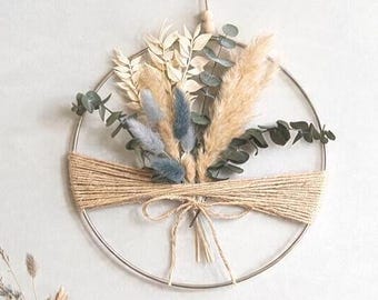 Verspielter Trockenblumenkranz, Küstenmotiv, Boho-Wanddekoration in Creme-, Blau- und Naturtönen, natürlich, Eukalyptus, Landhausstil