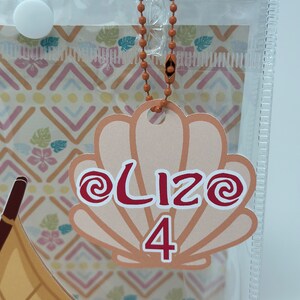 Może przedstawiać: Jasnobrązowa etykieta w kształcie muszli z czerwonym wzorem spiralnym i tekstem "@Lizo 4" w kolorze czerwonym.